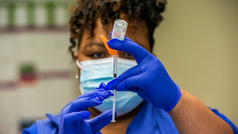 Une infirmière remplit une seringue d'une dose de vaccin, à Bloomfield, dans l'Etat de New York