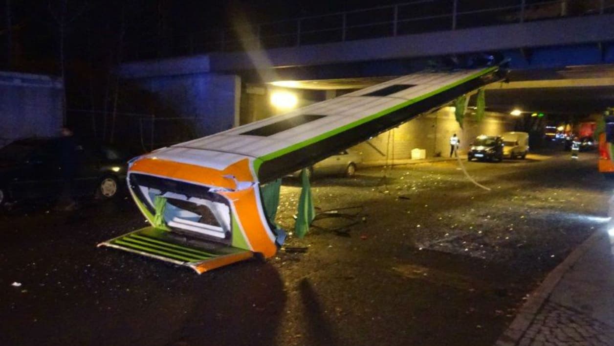 Le toit du car resté à l'entrée du tunnel