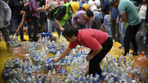Des volontaires s'activent pour stocker de l'eau à Mexico, le 21 septembre 2017, deux jours après un séisme meurtrier. Des volontaires s'activent pour stocker de l'eau à Mexico, le 21 septembre 2017, deux jours après un séisme meurtrier.