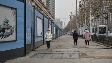Passants masqués à Wuhan en 2023.