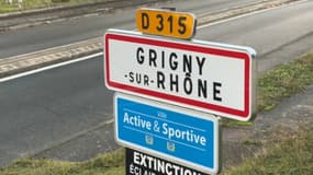 Le panneau d'entrée de la commune de Grigny-sur-Rhône (Rhône), le 1er janvier 2025.