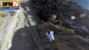 En plein vol en wingsuit, il réussit un high-five ! 