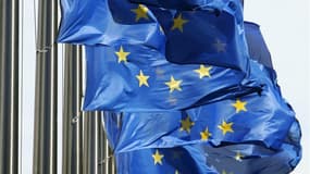 Dans un entretien au Journal du dimanche, François Hollande, réagissant au discours de Toulon de Nicolas Sarkozy, estime que la parole du chef de l'Etat "s'est épuisée" et que son projet de révision du traité européen n'est qu'une "fuite en avant" qui ne