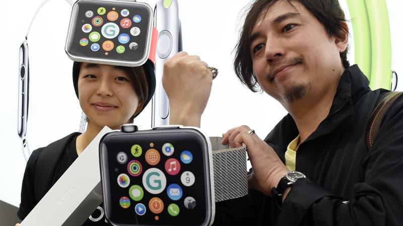 Des fans japonais d'Apple lors du lancement à Tokyo de la montre connectée de l'américain.