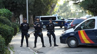 Des policiers espagnols bloquent la rue après l'explosion d'une lettre piégée à l'ambassade d'Ukraine à Madrid, le 30 novembre 2022.