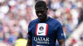 Nuno Mendes tête basse après sa blessure lors de PSG-Lorient, le 30 avril 2023