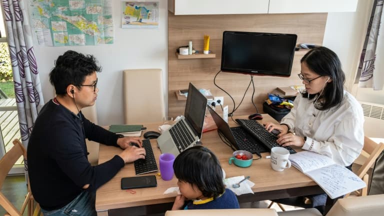 Kay Lian et son épouse Li, en télétravail dans leur bungalow du "Camping de l'Océan", avc leur fille Eliette, le 16 avril 2021 à La-Couarde-Sur-Mer, sur l'île de Ré