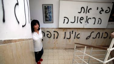 La féministe juive Peggy Cidor a découvert les tags dans sa cage d'esclier et sur la porte de son appartement ce lundi.