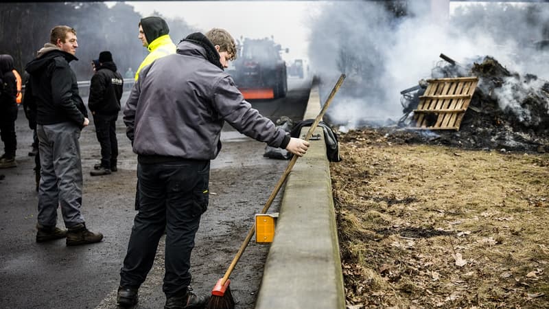Pays-Bas: des agriculteurs manifestent et bloquent des autoroutes