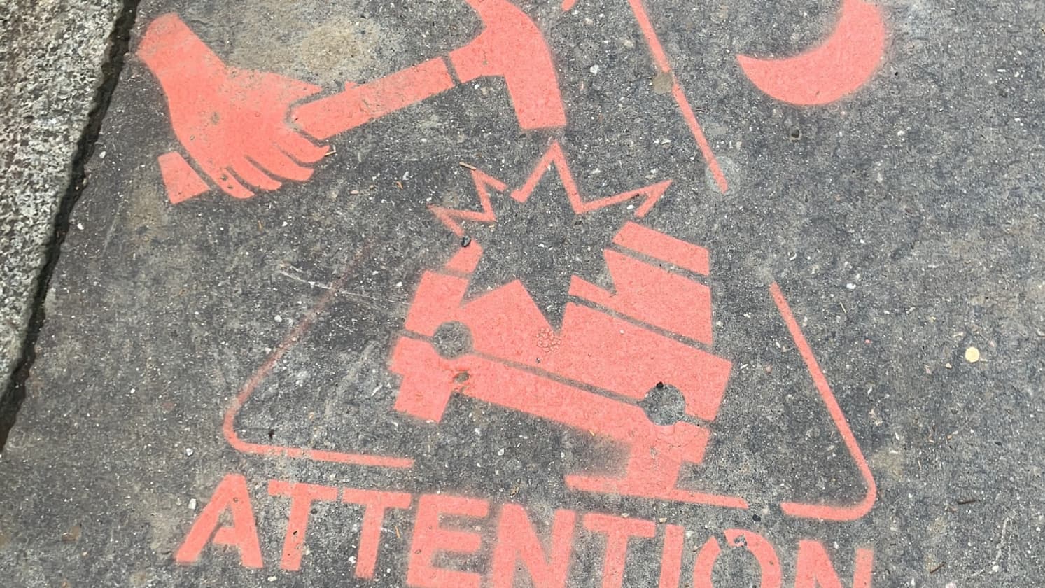 Un tag peint à la bombe rouge dans une rue du 7e arrondissement de Lyon (Rhône) fin novembre 2024, alertant de casses régulières de voitures la nuit. Un tag peint à la bombe rouge dans une rue du 7e arrondissement de Lyon (Rhône) fin novembre 2024, alertant de casses régulières de voitures la nuit.