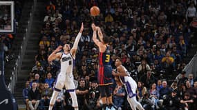 Stephen Curry marque le panier qui lui permet de devenir le premier joueur de l'histoire à franchir la barre des 4.000 points... à 3 points en NBA, le 13 mars contre Sacramento
