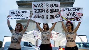 Les trois Femen se sont installées en bas de l'Arc-de-Triomphe, le 10 novembre 2018 