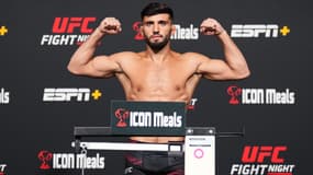 Arman Tsarukyan à la pesée avant son combat contre Damir Ismagulov en décembre 2022