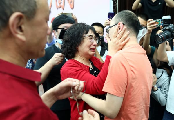 Mao Yin retrouve sa mère biologique à Xian, le 18 mai 2020. Mao Yin retrouve sa mère biologique à Xian, le 18 mai 2020.