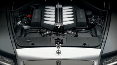Le "Spirit of Ecstasy" et le moteur V12 deux caractéristiques indissociables de Rolls-Royce.