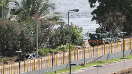 Patrouille de soldats fidèles à Laurent Gbagbo à Abidjan. Les partisans d'Alassane Ouattara ont attaqué vendredi matin la résidence du président ivoirien sortant Laurent Gbagbo à Abidjan et se sont emparés de la télévision nationale, selon un porte-parole