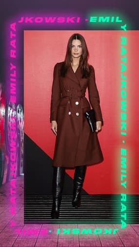 Le look à copier de la semaine: le trench-robe d'Emrata