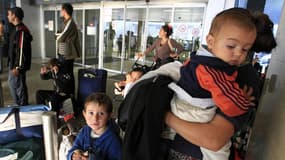 Des familles de Roms expulsées de France à leur arrivée à l'aéroport de Bucarest, en septembre dernier.