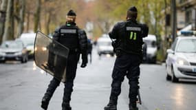 Deux gendarmes mobiles en position lors d'une manifestation anti-loi Sécurité globale à Paris, le 12 décembre 2020