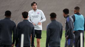 Paulo Fonseca en train de donner des consignes à des joueurs de l'OL pendant un entraînement, le 7 juillet 2025