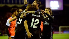 Sergio Ramos, Marcelo et Luka Modric viennent féliciter Karim Benzema qui rapproche le Real de son premier titre en Liga depuis cinq ans.