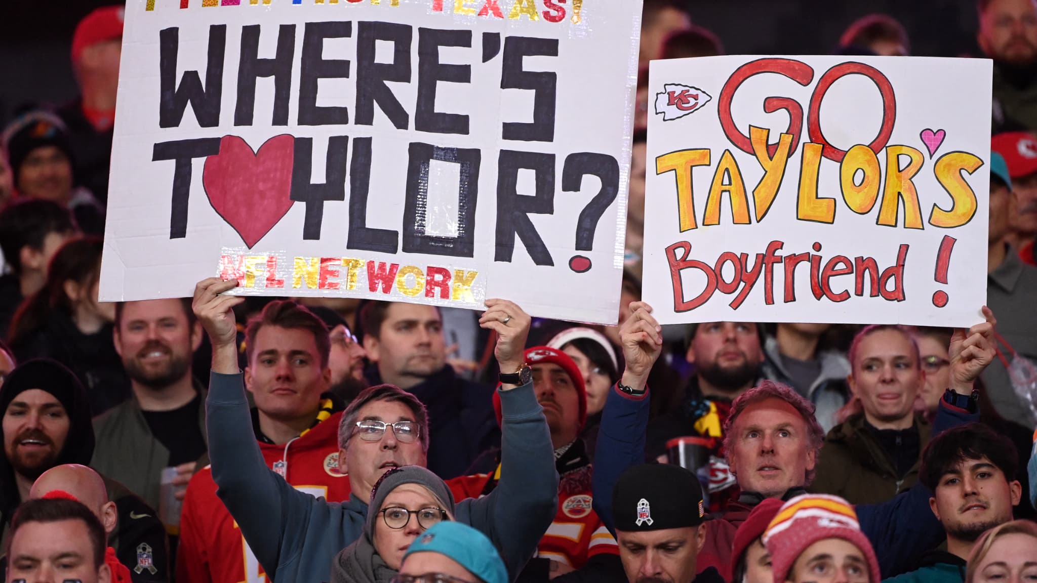 Des fans brandissent une pancarte en l'honneur de Taylor Swift lors d'un match de Travis Kelce, le 05/11/2023 à Francfort