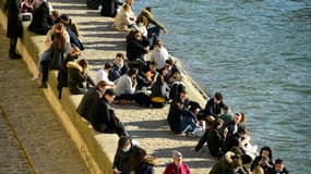 Des badauds sur les quais de Seine à Paris, le 6 mars 2021