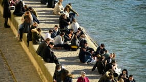 Des badauds sur les quais de Seine à Paris, le 6 mars 2021 (Photo d'illustration).