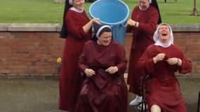 Des soeurs de la communauté des rédemptionnistes de Dublin se mouillent pour l'Ice Bucket Challenge.