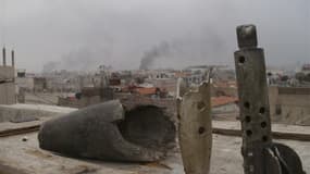 De la fumée s'élève au-dessus d'Irbin, dans les faubourgs de Damas, dimanche. Alain Juppé, qui se rend ce mardi aux Nations unies à New York, s'est dit réservé sur les chances de convaincre le Conseil de sécurité de voter une résolution réclamant une tran