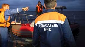 Secours sur les rives de la Volga dans laquelle le Bulgaria a sombré dimanche, dans la région du Tatarstan, alors qu'il naviguait en direction de Kazan. Les corps de 110 personnes, dont ceux de 30 enfants, sont toujours bloqués dans l'épave du bateau russ