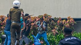 Des manifestants pro et antigouvernement s'affrontent près de la résidence du Premier ministre du Sri Lanka le 9 mai 