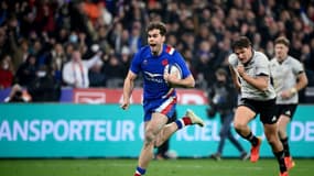 L'ailier français Damian Penaud file marquer un essai après son interception face à la Nouvelle-Zélande, lors du dernier test-match de la tournée d'automne, le 20 novembre 2021 au Stade de France à Saint-Denis