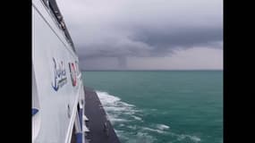 Des passagers d'un ferry filment une trombe marine sur le lac Constance en Suisse 