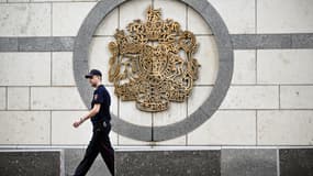 Un policier russe patrouille devant le bâtiment de l'ambassade britannique à Moscou le 13 septembre 2024.
