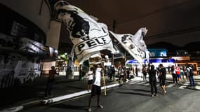 Hommage de supporters brésiliens à Pelé, devant l'hôpital de Sao Paulo, le 29 décembre 2022