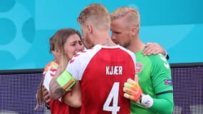 Kasper Schmeichel et Simon Kjaer avec Sabrina Kvist Jensen, compagne de Christian Eriksen (AFP)