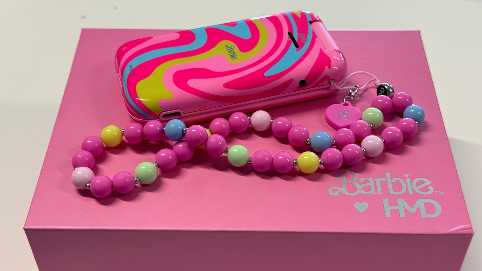 Le Barbie Phone de HMD reprend tous les codes de la célèbre poupée