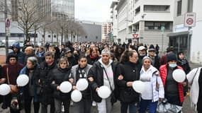 Marche blanche à Vaulx-en-Velin, en hommage aux dix personnes mortes dans l'incendie d'un immeuble, le 22 décembre 2022