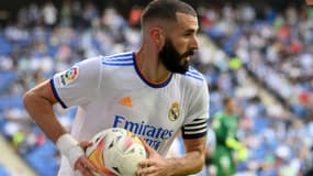 L'attaquant français du Real Madrid Karim Benzema récupère le ballon, après avoir réduit le score, lors de la défaite, 2-1 face à l'Espanyol Barcelone, lors de la 8e journée de LaLiga, le 3 octobre à Cornellà de Llobregat