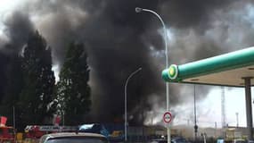 Une épaisse fumée noire s'était dégagée de l'entrepôt qui a brûlé dimanche après-midi à Trappes