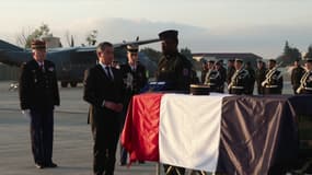 Le ministre de l'Intérieur Gérald Darmanin, le 20 mai, devant les dépouilles des deux gendarmes tués à Nouméa en marge des émeutes 