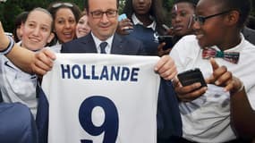François Hollande s'était vu offrir un maillot de football, floqué du numéro 9, pendant la Coupe du monde 2014