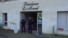 Des gendarmes devant un Ehpad victime d'un incendie à Bouffémont (Val-d'Oise), le 1er février 2025.