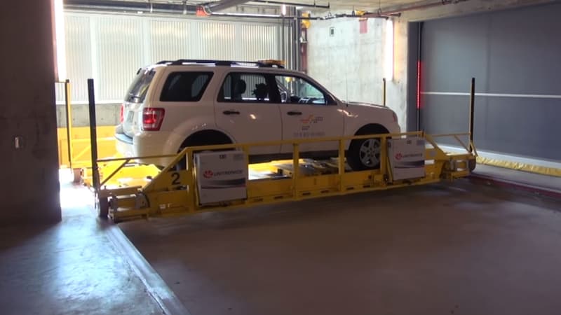 Un système ascenseur et de robots déplacent automatiquement les véhicules dans ce parking.