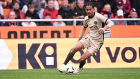 Le jeune milieu de terrain Senny Mayulu avec le PSG, 24 avril 2024