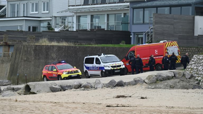 Des policiers transportent un corps découvert sur la plage de Sangatte, près de Calais, d'où de nombreux migrants tentent la traversée de la Manche, le 2 novembre 2024 dans le Pas-de-Calais (image d'illustration).