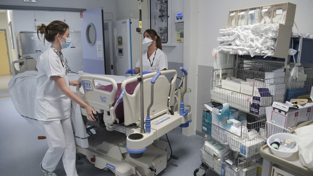 Covid-19: le nombre de malades augmente toujours à l'hôpital en France