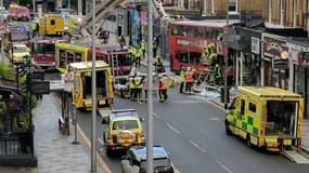 Un bus rouge à deux étages s'est enfoncé dans la vitrine d'un magasin à Londres ce jeudi.