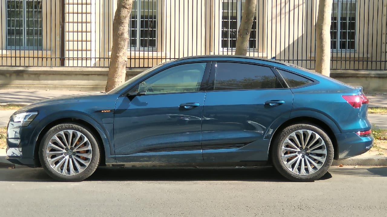 Avec les batteries, le poids du SUV atteint les 2,5 tonnes. Avec les batteries, le poids du SUV atteint les 2,5 tonnes.
